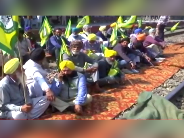 पंजाब में रेलवे ट्रैक पर बैठे किसान, रेलों की आवाजाही पर भी असर