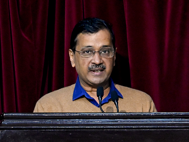 AAP के सीनियर लीडर्स के यहां ईडी की छापेमारी : सूत्र