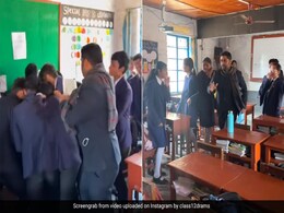 क्लास में लड़ाई कर रहे स्टूडेंट्स को छुड़ाने पहुंचे टीचर, फिर बच्चों ने शिक्षक के साथ जो किया, वो कभी नहीं हुआ... क्लास में लड़ाई कर रहे स्टूडेंट्स को छुड़ाने पहुंचे टीचर, फिर बच्चों ने शिक्षक के साथ जो किया, वो कभी नहीं हुआ...
