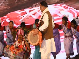 Jashpur: सांस्कृतिक नर्तकों का परफॉर्मेंस देखकर खुद को नहीं रोक पाए सीएम साय, पत्नी संग जमकर थिरके,  देखें वीडियो Jashpur: सांस्कृतिक नर्तकों का परफॉर्मेंस देखकर खुद को नहीं रोक पाए सीएम साय, पत्नी संग जमकर थिरके,  देखें वीडियो