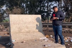 शंभू बॉर्डर पर किसानों ने भारी-भरकम सीमेंट ब्लॉक हटाकर सुरक्षा घेरा तोड़ा शंभू बॉर्डर पर किसानों ने भारी-भरकम सीमेंट ब्लॉक हटाकर सुरक्षा घेरा तोड़ा