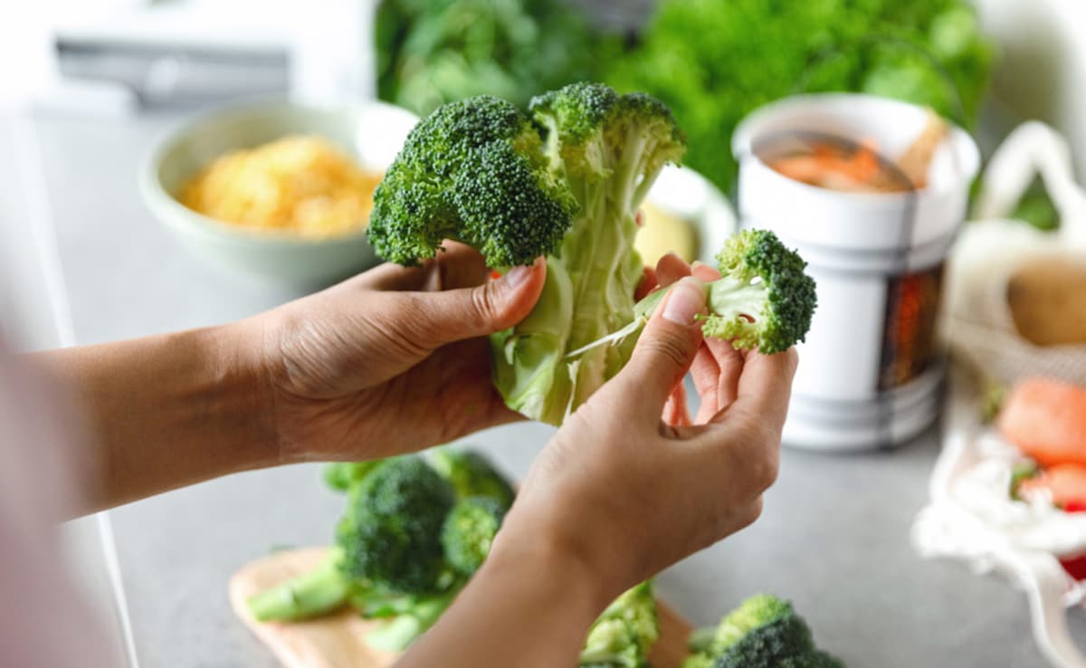 Prepping the broccoli before cooking can keep its taste intact. Prepping the broccoli before cooking can keep its taste intact.