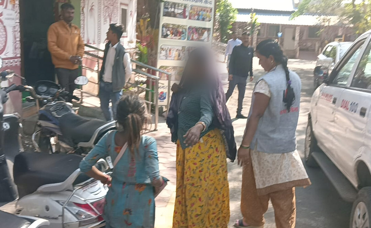 इंदौर में 40 वर्षीय महिला ने ‘‘भीख मांगकर 45 दिन में कमाए 2.5 लाख’’, विवाद के बाद गिरफ्तार