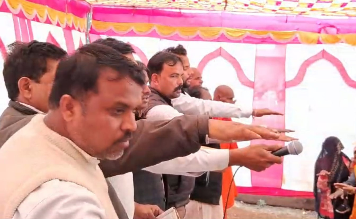 बच्चों के साथ 40 दलित परिवारों ने अपनाया बौद्ध धर्म, गांव के लोगों पर लगाया छुआछूत करने का आरोप