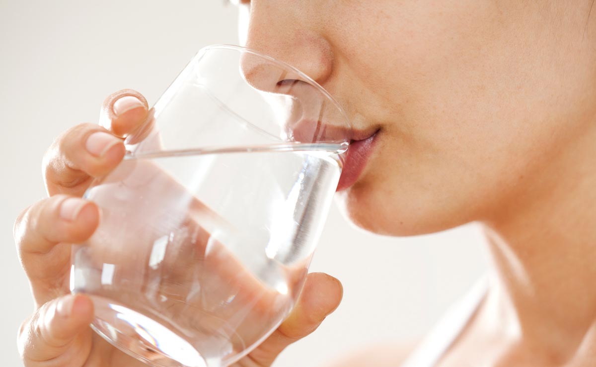 रात में सोने से पहले पीना शुरू कर दिया गर्म पानी, तो शरीर की ये 5 दिक्कतें हो जाएंगी हमेशा के लिए दूर 