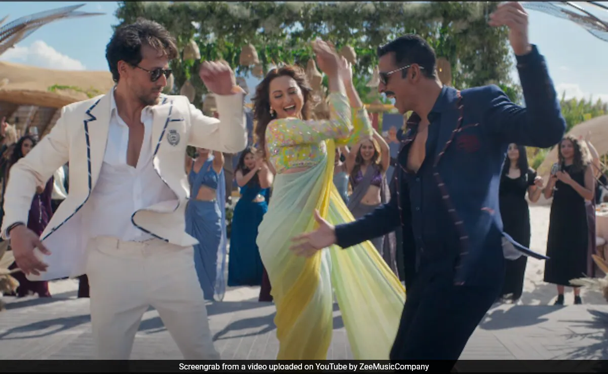 <i>Bade Miyan Chote Miyan</i> Song <i>Mast Malang Jhoom</i>: Akshay Kumar, Tiger Shroff And Sonakshi Sinha - It's A Party