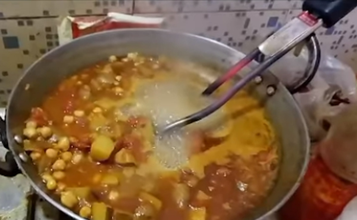 गैस खत्म हो गई, तो शख्स ने सब्जी पकाने के लिए लगाया ऐसा जुगाड़ देख हंसी नहीं रोक पाएंगे आप, लोग बोले- भाई ये खतरनाक है