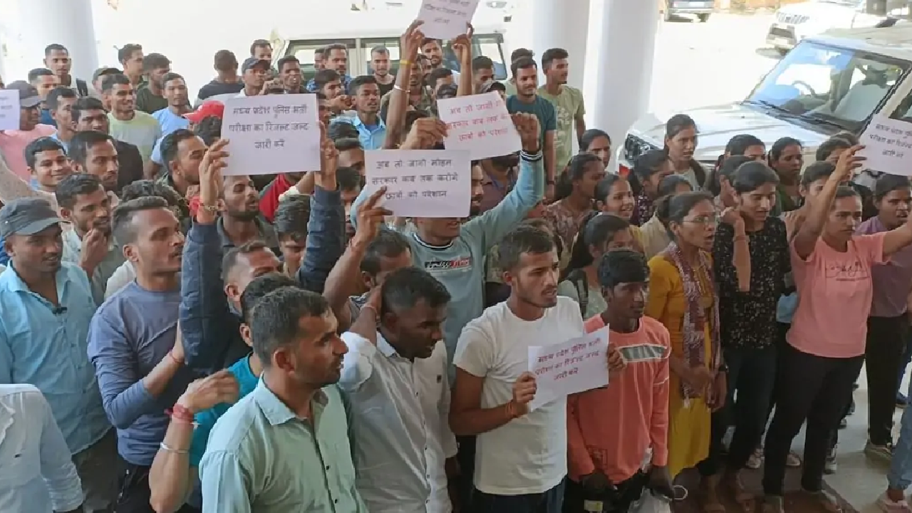 परीक्षा के महीनों बाद रिजल्ट का इंतजार, छात्रों की मांग 'रिजल्ट दो सरकार'