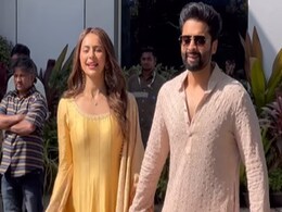 शादी कर मुंबई पहुंचे रकुल और जैकी, यलो कलर के सूट में चमक रही थी नई नवेली दुल्हन शादी कर मुंबई पहुंचे रकुल और जैकी, यलो कलर के सूट में चमक रही थी नई नवेली दुल्हन