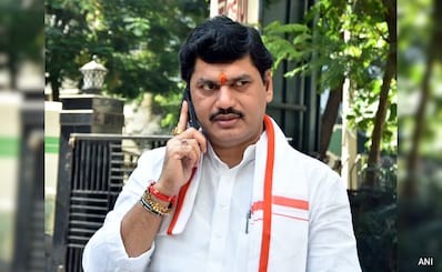 Exclusive : अजित पवारांना कुटुंबाने एकटे पाडले, धनंजय मुंडे यांचा आरोप