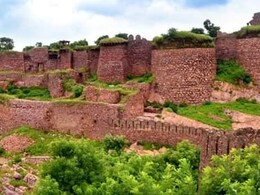 Vijaygarh Fort: खजाने के लालच में लोगों ने खोद डाला राजस्थान का ये किला, यहीं हुआ था सबसे पहला जौहर
