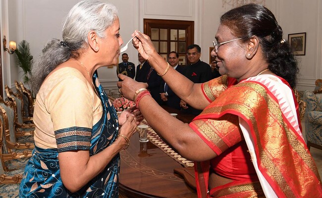 फोटो: राष्ट्रपति ने वित्त मंत्री को खिलाई मिठाई, ब्‍लू साड़ी पहन संसद पहुंचीं सीतारमण