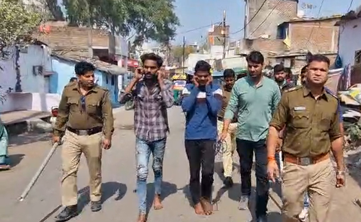 पिटाई के बदले पिटाई! पुलिस ने देखा वीडियो तो निकाला जिला बदर बदमाश का जुलूस, जानें पूरा मामला