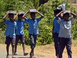निजी स्कूलों की मनमानी पर लगा अंकुश, अब पेरेंट्स पर नहीं होगा खास दुकानों से किताबें खरीदने का दबाव निजी स्कूलों की मनमानी पर लगा अंकुश, अब पेरेंट्स पर नहीं होगा खास दुकानों से किताबें खरीदने का दबाव