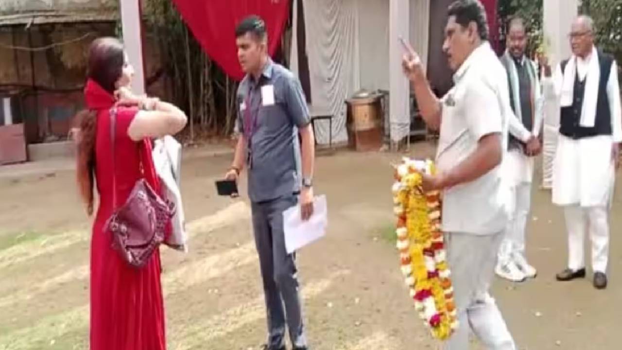 'पागल हो गई है ये, बाहर करो इसे...', जब महिला नेता पर भड़के दिग्विजय सिंह