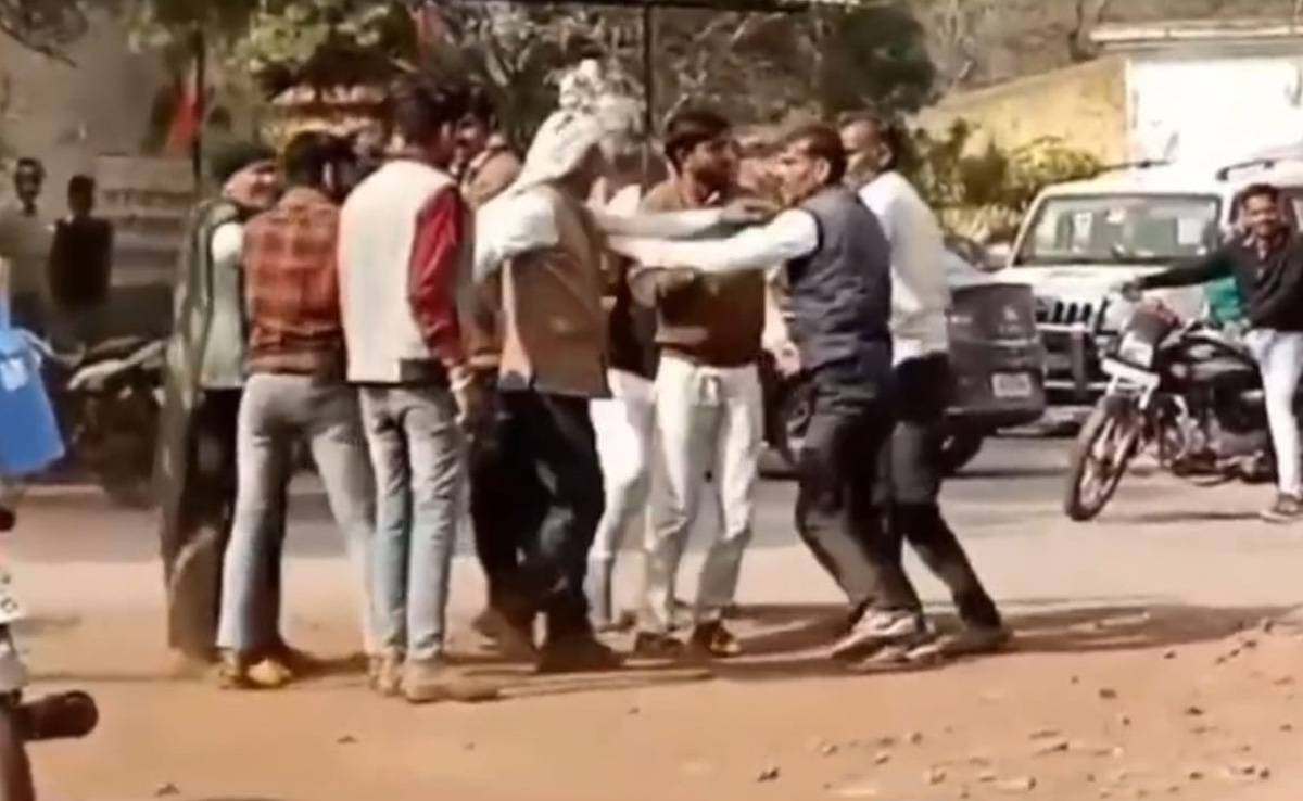 रजिस्ट्री को लेकर दो भाइयों में हुई जबरदस्त मारपीट, छोटे ने बड़े भाई पर फर्जी तरीके से जमीन बेचने का लगाया आरोप