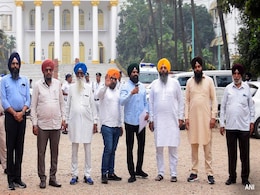 Sikh Delegation Meets Bengal Governor, Protests 'Khalistani' Remark Sikh Delegation Meets Bengal Governor, Protests 'Khalistani' Remark