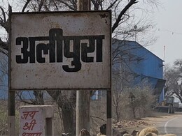 राजस्थान का एक ऐसा गांव, जहां सड़क पार करते ही बदल जाती हैं सरकार और सरकारी सहूलियतें राजस्थान का एक ऐसा गांव, जहां सड़क पार करते ही बदल जाती हैं सरकार और सरकारी सहूलियतें