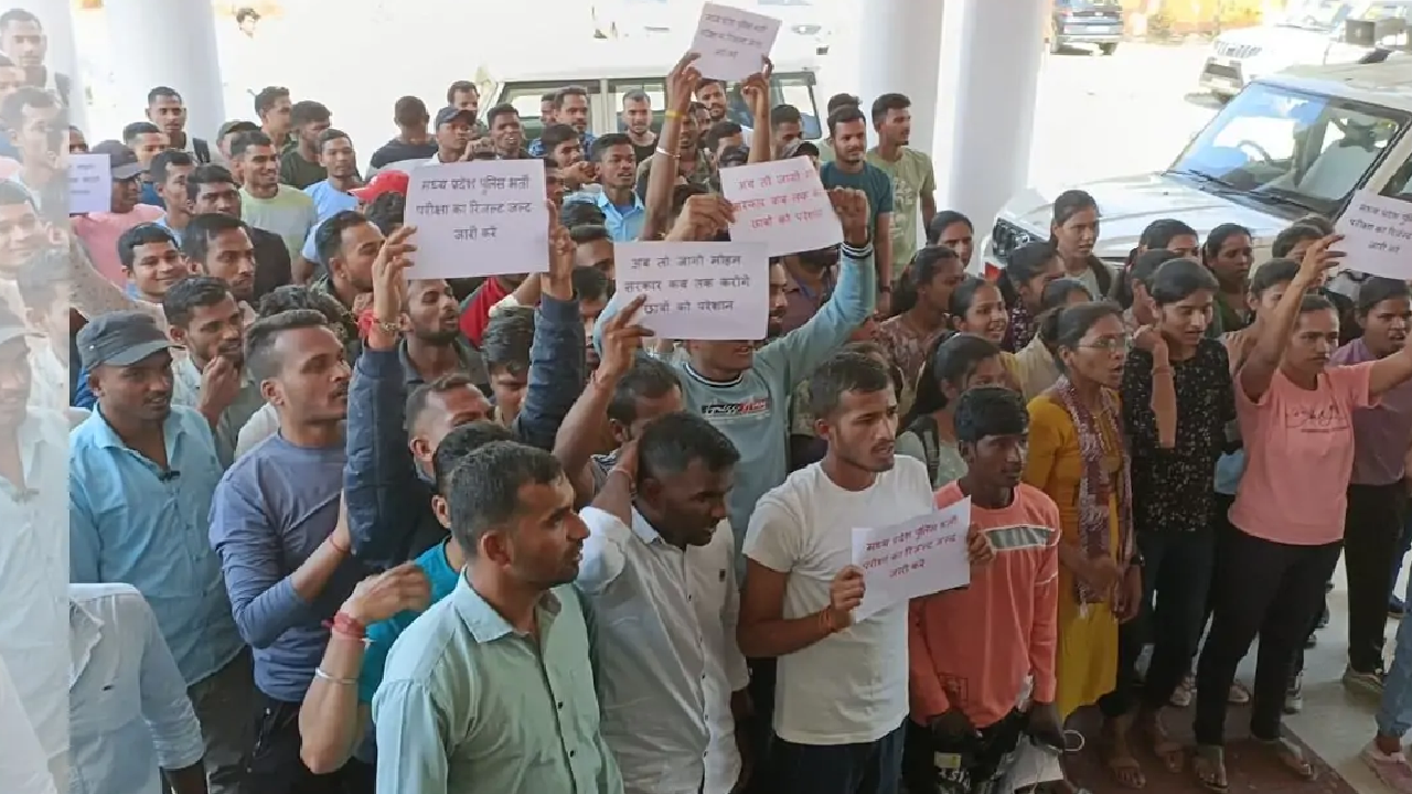 बैतूल में महीनों से नहीं आया रिजल्ट, सड़क पर छात्र, बड़े आंदोलन की चेतावनी
