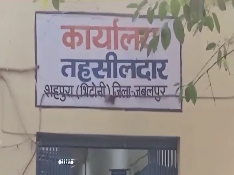 MP News: जबलपुर में ग्रामीणों पर भड़के तहसीलदार, कहा- नहीं करुंगा तुम्हारा काम, जो करते बने कर लो