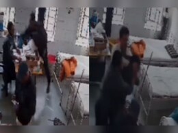 दौसा में मरीज को दिखाने आए परिजनों ने डॉक्टर को ही जड़ दिया थप्पड़, फिर हुई हाथापाई, वीडियो वायरल दौसा में मरीज को दिखाने आए परिजनों ने डॉक्टर को ही जड़ दिया थप्पड़, फिर हुई हाथापाई, वीडियो वायरल