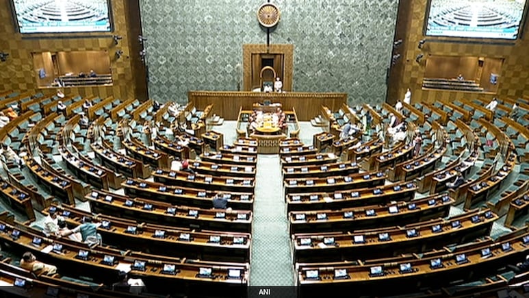 संसद में होता रहा हंगामा, सरकार ने आधी रात लागू कर दिया महिला आरक्षण कानून, जारी हुआ नोटिफिकेशन