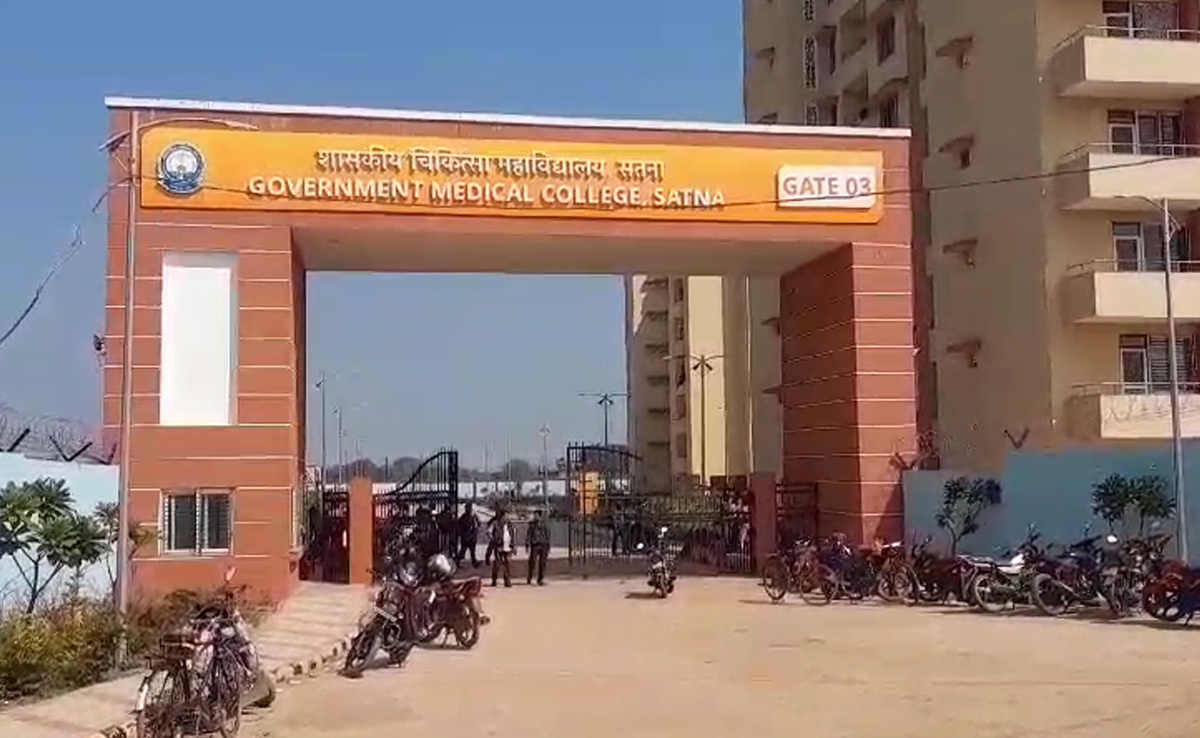 पांच माह से पेंडिंग हैं कर्मचारियों का वेतन, आउटसोर्स स्टाफ ने किया मेडिकल कॉलेज के गेट पर प्रदर्शन