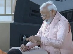 PHOTOS : PM मोदी ने UAE के पहले हिंदू मंदिर के पत्थर पर छेनी-हथौड़े से लिखा 'वसुधैव कुटुंबकम'