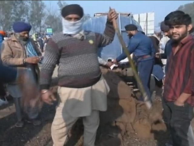 किसान Vs कृषि मंत्री:  आंदोलनकारी विरोध पर अड़े, मंत्री ने दी 'राजनीति' न करने की चेतावनी