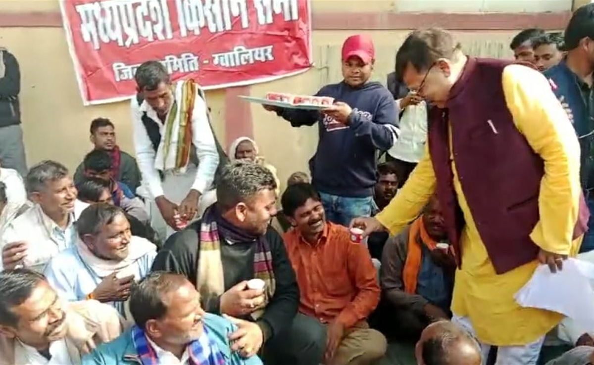 ऊर्जा मंत्री ने जीता किसानों का दिल, बंगले के बाहर धरना दे रहे किसानों को पिलाई अपने हाथ से चाय