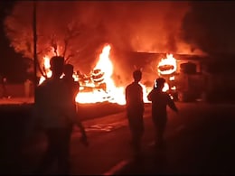 दो ट्रेलरों की आमने-सामने की टक्कर, भीषण आगजनी में जिंदा जला ड्राइवर, देर रात हुआ हादसा दो ट्रेलरों की आमने-सामने की टक्कर, भीषण आगजनी में जिंदा जला ड्राइवर, देर रात हुआ हादसा