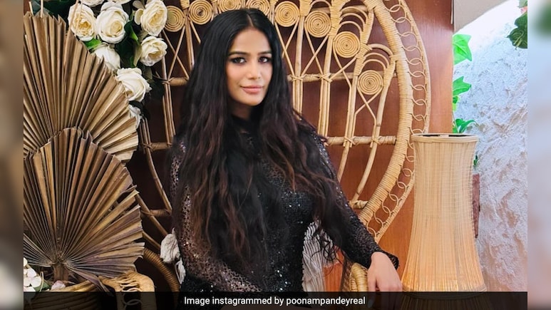पूनम पांडे को रामलीला में भूमिका देने पर लवकुश कमेटी में फूट, अब बीजेपी नेता और कमेटी मेंबर ने जताया विरोध