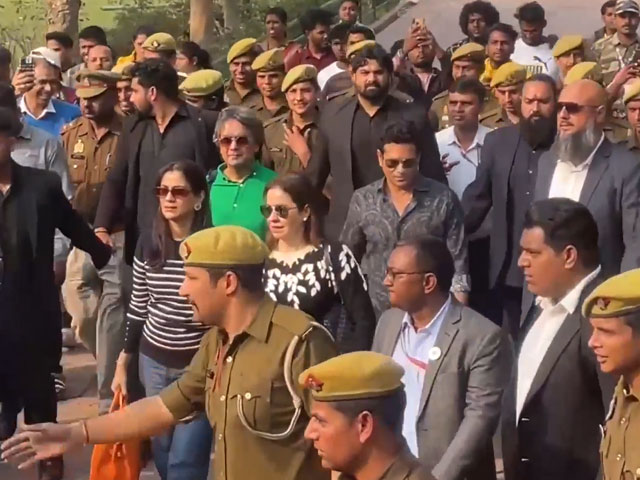Sachin Tendulkar, Wife Anjali Tendulkar Visit Taj Mahal