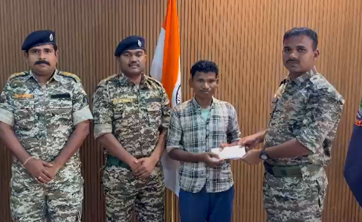 Naxalite Surrender: सुकमा पुलिस को मिली बड़ी सफलता, 8 लाख के इनामी नक्सली ने किया सरेंडर