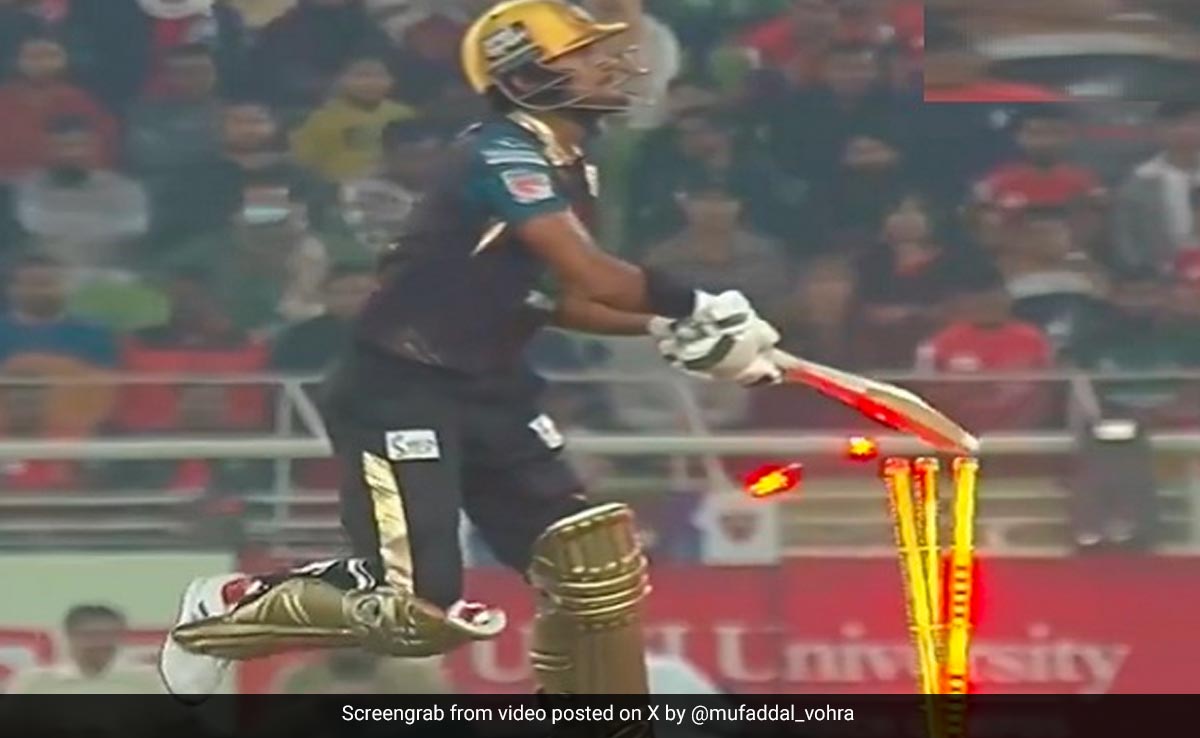 'What a HIT wicket', हीरोपंती दिखाने की कोशिश में बल्लेबाज ने खुद ही स्टंप पर मारा बल्ला, देख नहीं रुकेगी हंसी, Video