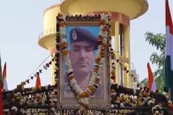 नक्सली एनकाउंटर में अजमेर के शहीद जवान छोटू राम की अंतिम यात्रा में जुटी हजारों की भीड़ नक्सली एनकाउंटर में अजमेर के शहीद जवान छोटू राम की अंतिम यात्रा में जुटी हजारों की भीड़