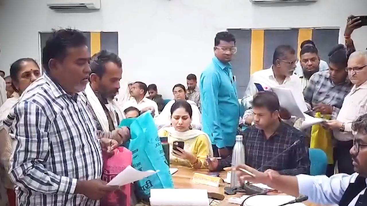 खंडवा में नए कपड़े लौटाने कलेक्टर के पास पहुंचा किसान कपड़े नहीं समस्या के समाधान की मांग