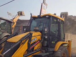 शिवपुरी में कांग्रेस नेता के दफ्तर पर चला बुलडोजर, 30 साल से किया हुआ था अवैध कब्ज़ा 