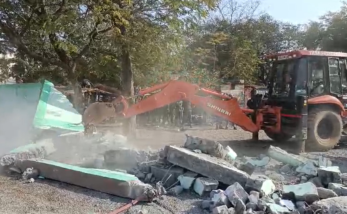 कवर्धा में एक बार फिर चला बुलडोजर, ईदगाह में बनी बाउंड्रीवॉल को किया जमींदोज, जानें पूरा मामला
