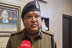 Kota Student Suicide: कोटा में सुसाइड करने जा रहे छात्र की पुलिसकर्मियों ने ऐसे बचाई जान Kota Student Suicide: कोटा में सुसाइड करने जा रहे छात्र की पुलिसकर्मियों ने ऐसे बचाई जान