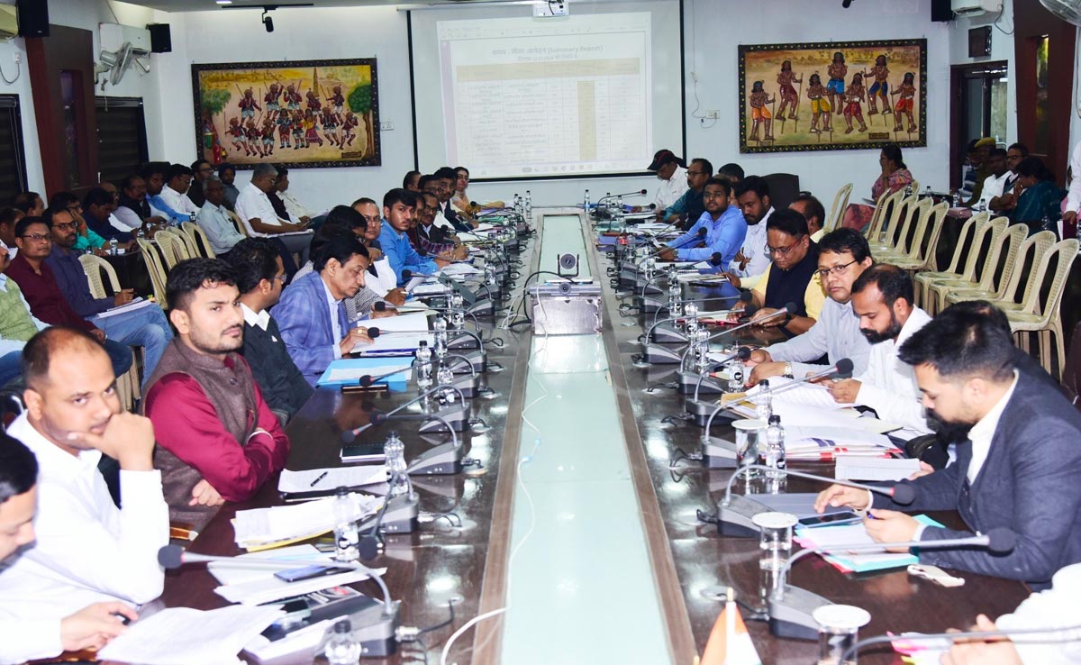 Bilaspur: लंबे समय से नदारद रहे 20 शिक्षकों पर गिरी गाज, कलेक्टर ने सेवा समाप्ति का नोटिस जारी करने के दिए निर्देश