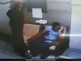 Maharashtra : शख्स ने 18 बार धारदार हथियार से डॉक्टर पर किया हमला, CCTV में कैद हुई घटना