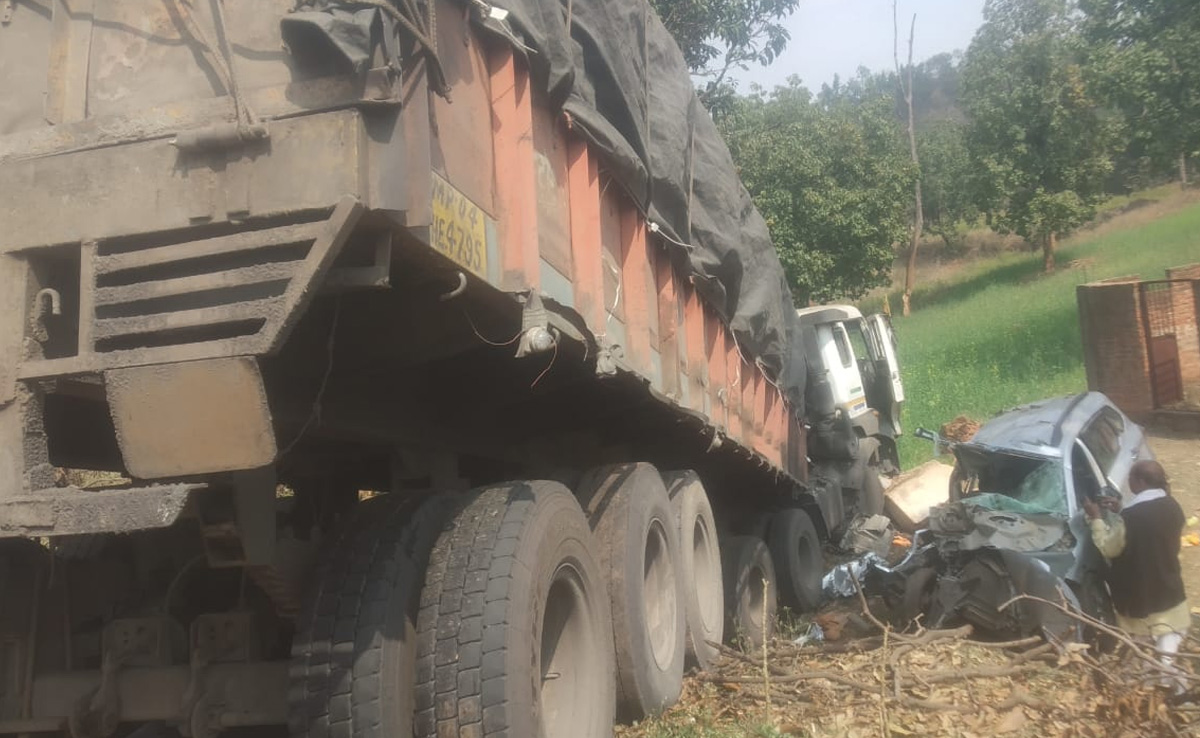 दाह संस्कार से लौट रहे परिवार की जीप को ट्रक ने मारी टक्कर, दो की मौत, चार की हालत बेहद गंभीर
