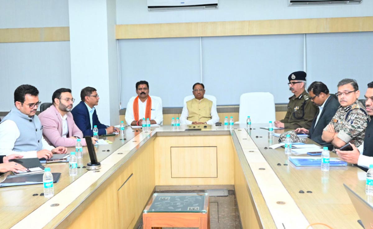 Chhattisgarh: नक्सलियों से लड़ने हाई लेवल की मीटिंग, सीएम ने अफसरों के साथ मिलकर बनाई ये रणनीति 