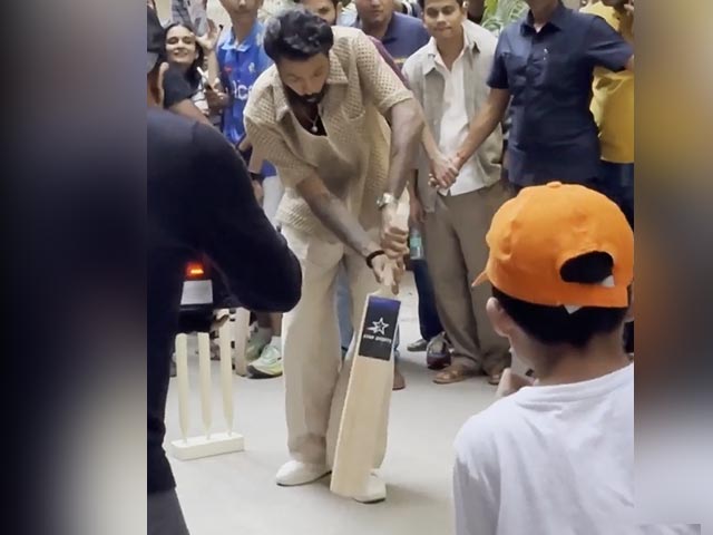 Hardik Pandya Plays Cricket With Fans Ahead Of IPL 2024