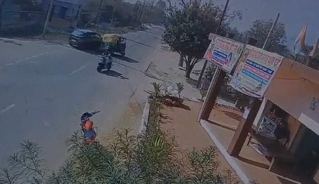 VIDEO : कार से भिड़ंत के बाद पलटा तेज रफ्तार ऑटो, 6 लोग घायल VIDEO : कार से भिड़ंत के बाद पलटा तेज रफ्तार ऑटो, 6 लोग घायल