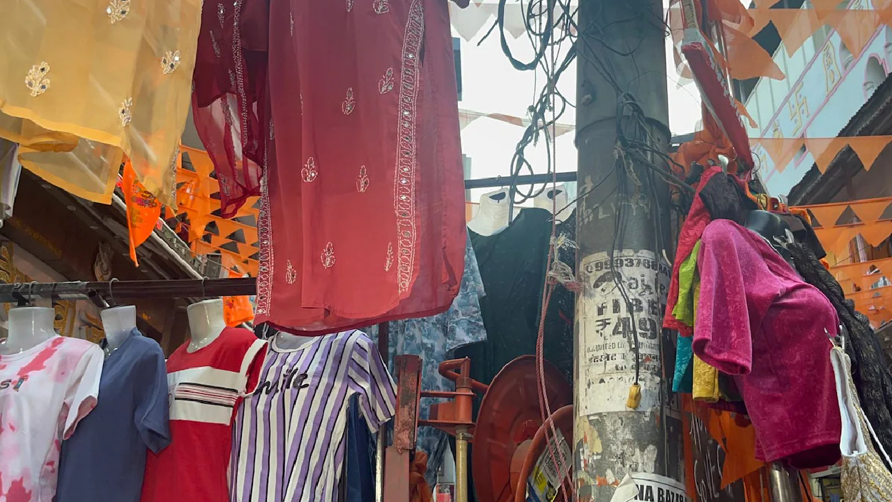 आगजनी की घटना से कैसे बचेगा भोपाल? फायर हाइड्रेंट पर टांगकर बेच रहे कपड़े