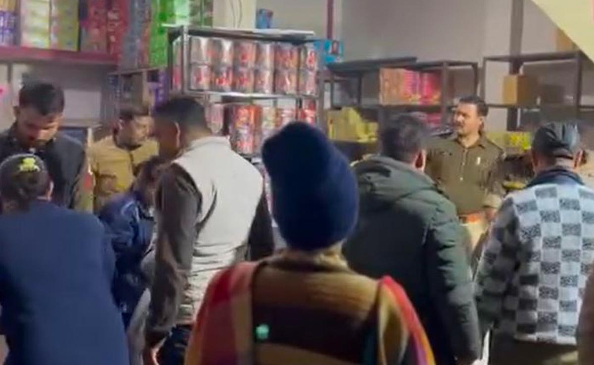 CM मोहन के आदेश पर टीकमगढ़ प्रशासन हुआ सख्त, पटाखा दुकानों पर कार्रवाई कर अवैध विस्फोटक सामग्री की जब्त