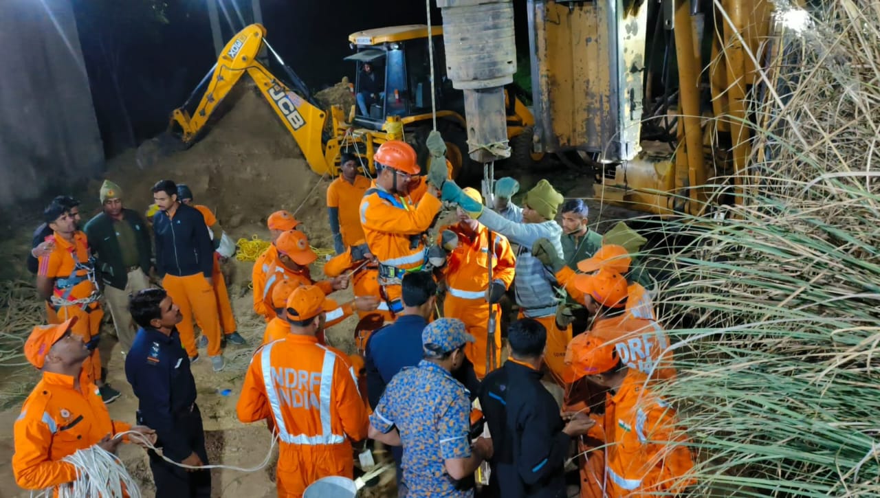 बोरवेल में गिरी मोना की निकाली गई लाश, 7 दिन बाद NDRF और SDRF टीम को मिली सफलता बोरवेल में गिरी मोना की निकाली गई लाश, 7 दिन बाद NDRF और SDRF टीम को मिली सफलता