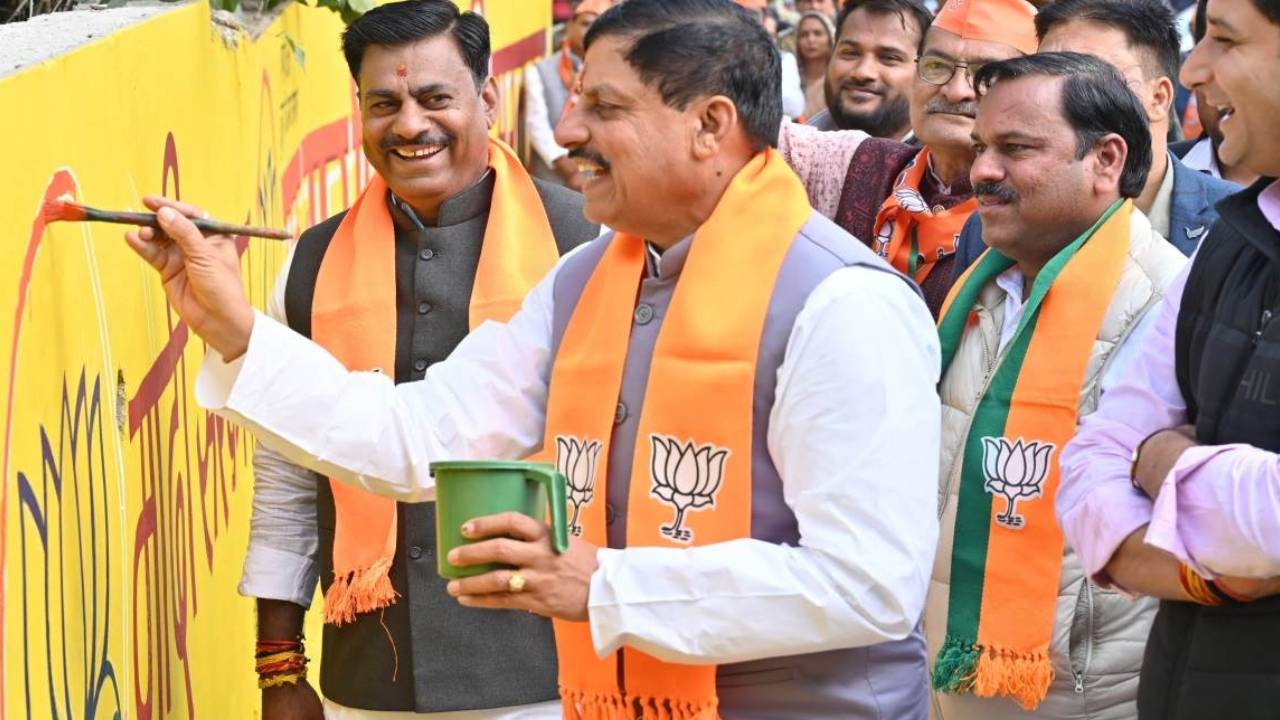 भोपाल में सीएम मोहन ने दीवार पर बनाया कमल का फूल, दिया ये संदेश